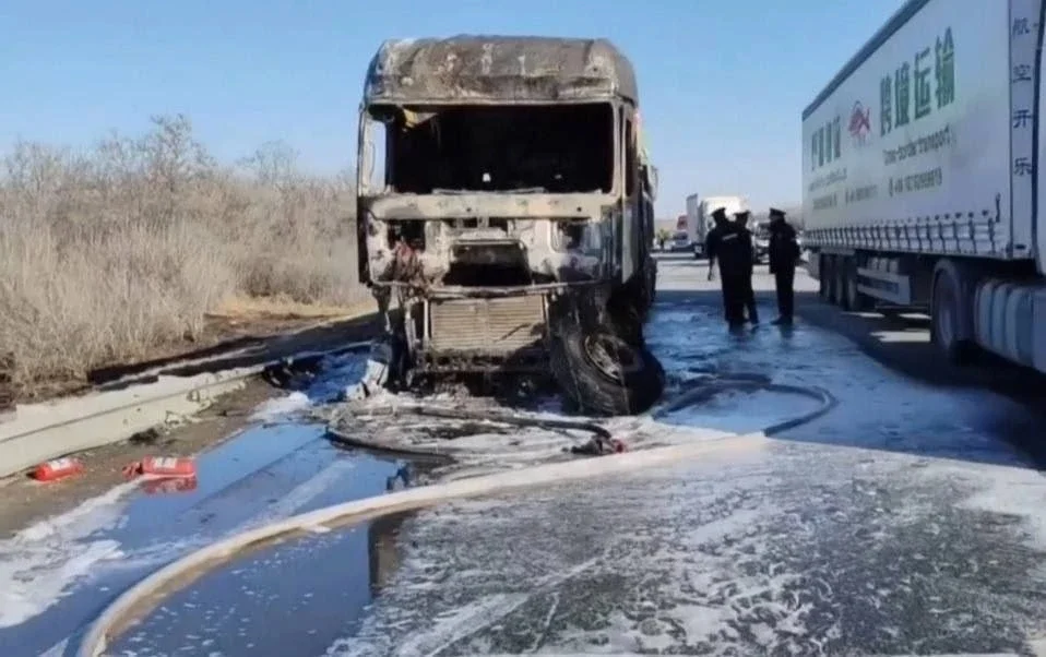 На трассе в Омской области загорелся большегруз