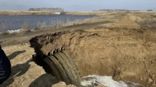 Из-за самодельной дамбы затопило трассу «Омск – Тюмень» и дачные участки