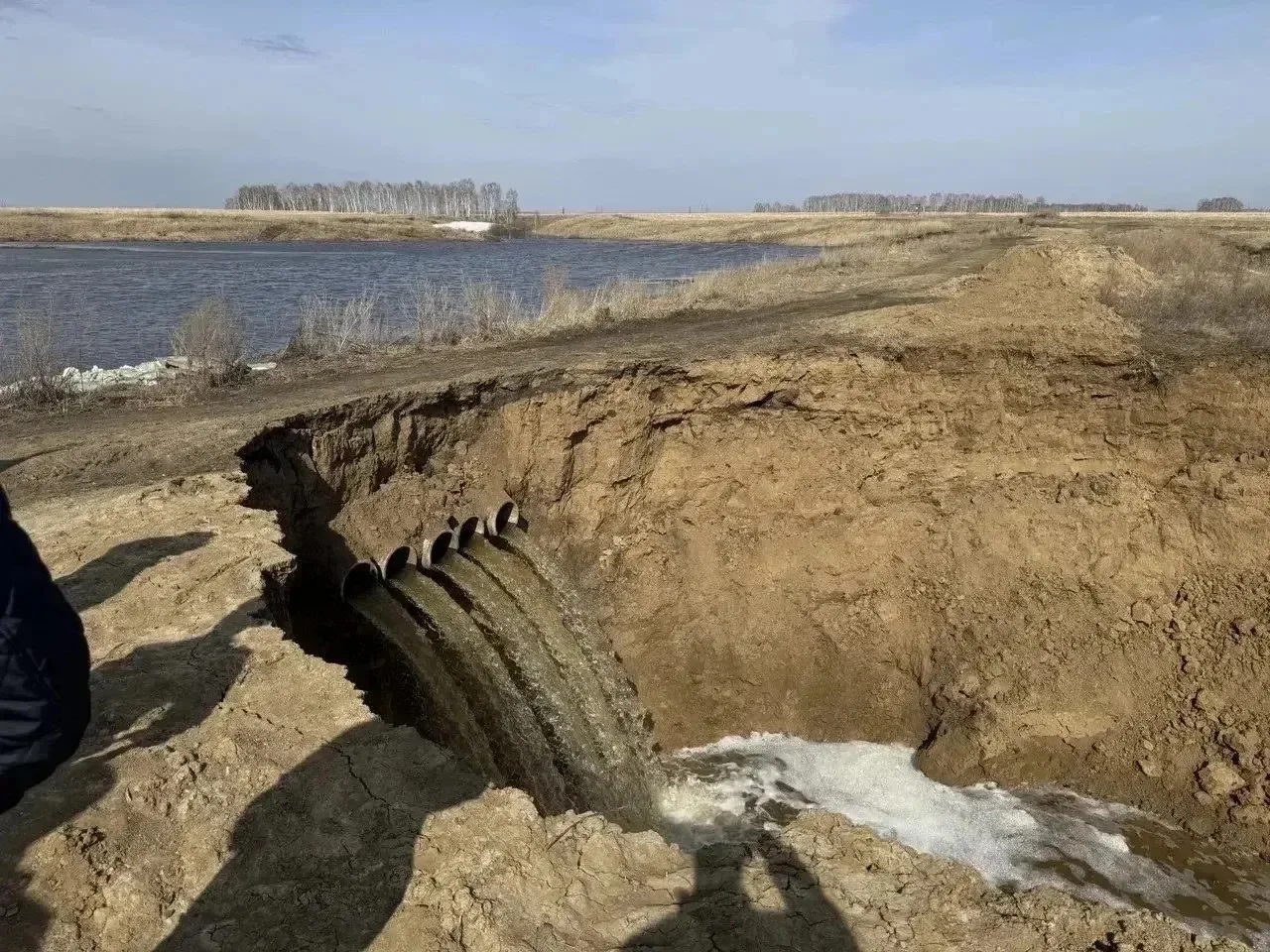 Из-за самодельной дамбы затопило трассу «Омск – Тюмень» и дачные участки