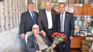 В Омске поздравляют ветеранов с наступающим Днём Победы