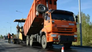 В селах Омской области распределили более 123 млн рублей на ремонт дорог