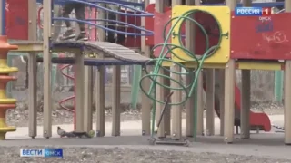 В центре Омска на детской площадке образовался огромный провал