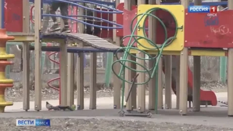 В центре Омска на детской площадке образовался огромный провал