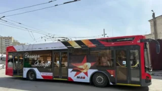 В Омске курсирует троллейбус, брендированный в честь Дня Победы