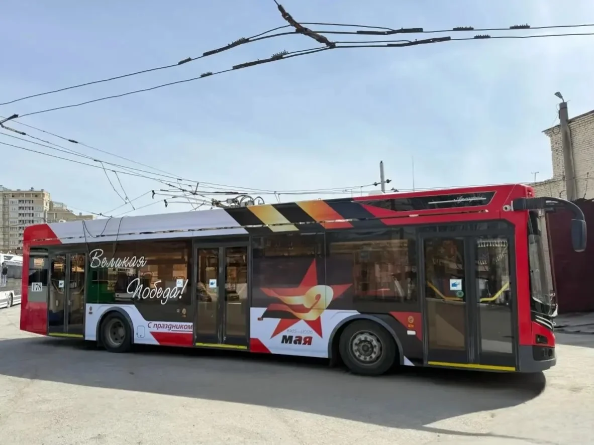 В Омске курсирует троллейбус, брендированный в честь Дня Победы