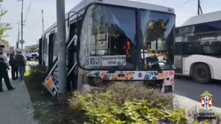 В Омске пассажирский автобус врезался в опору линий электропередач