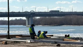 На набережной Тухачевского около метромоста продолжается обновление пространства