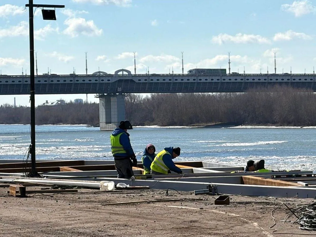 На набережной Тухачевского около метромоста продолжается обновление пространства