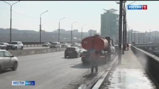 В Омске еще до старта месячника чистоты начали приводить в порядок мосты и переходы