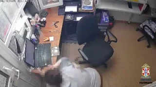 В Омске грабитель облил работницу ломбарда горючим и угрожал поджогом