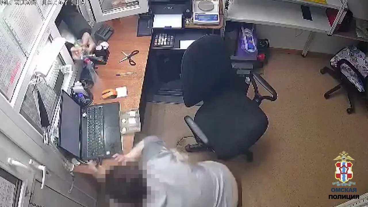 В Омске грабитель облил работницу ломбарда горючим и угрожал поджогом