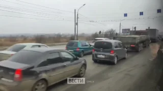 В Омске на подъезде к мосту им. 60-летия ВЛКСМ образовалась пробка