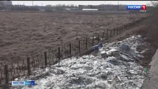 Огромную свалку битых пластиковых окон обнаружили в одном из микрорайонов Омска