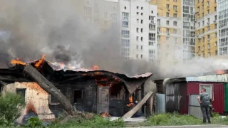 В центре Омска горит частный дом