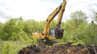 Сооружение водоотвода вдоль железной дороги в Осташково почти завершено