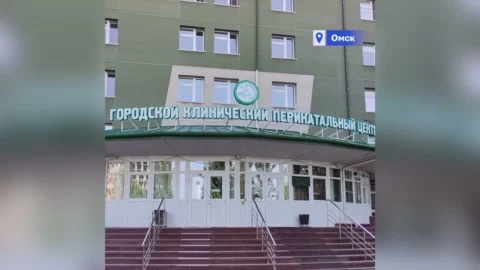 Виталий Хоценко и Михаил Мурашко посетили перинатальный центр в Омске
