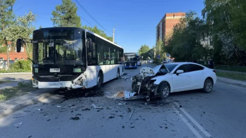 В Омске иномарка «влетела» в пассажирский автобус