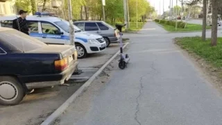 Омич на электросамокате сбил пешехода и коляску с ребенком