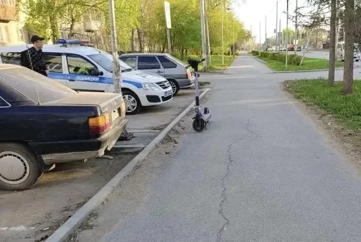 Омич на электросамокате сбил пешехода и коляску с ребенком