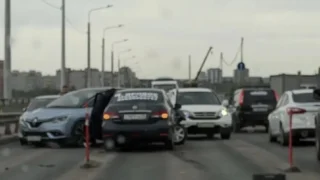 На мосту у Телецентра образовалась большая пробка