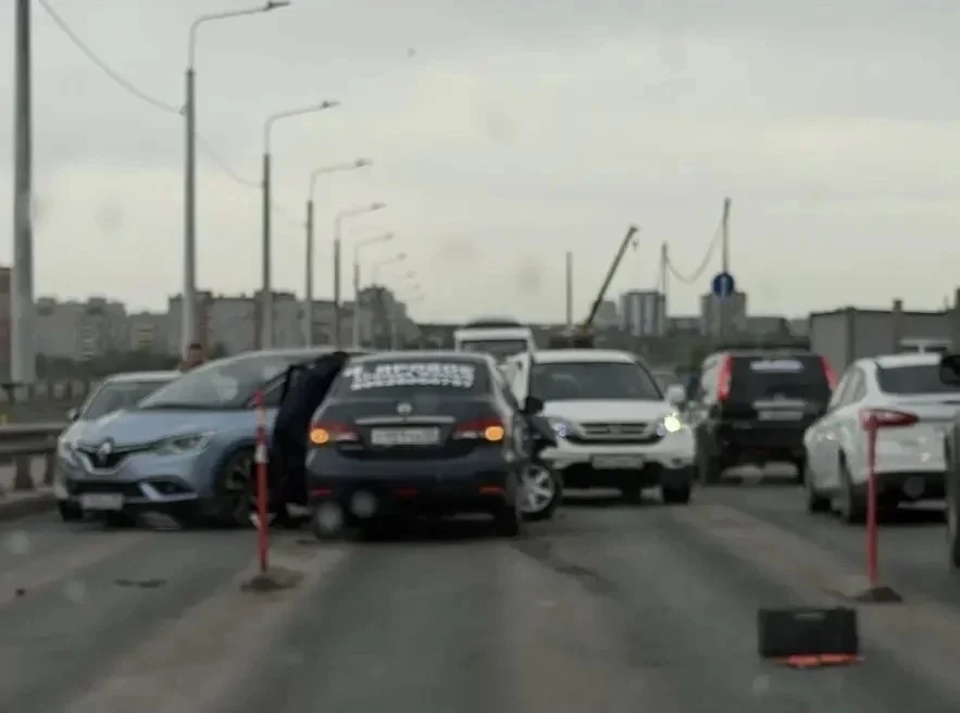 На мосту у Телецентра образовалась большая пробка