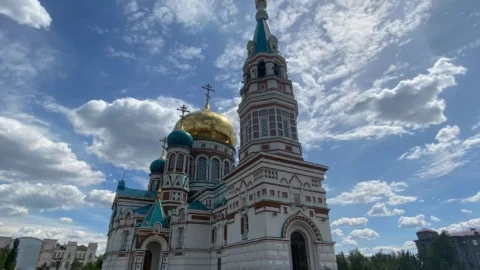 В Омске православные отмечают Троицу