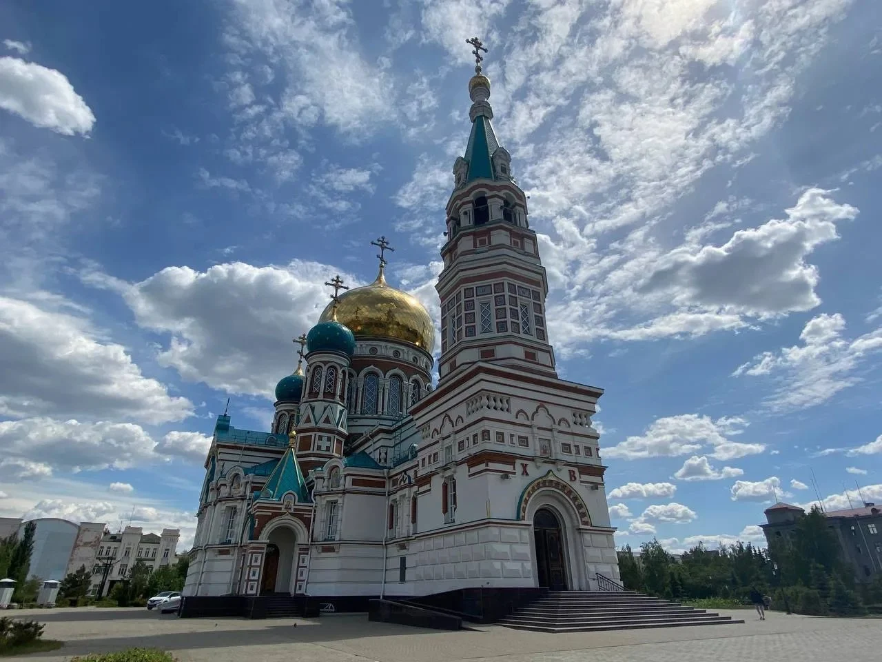 В Омске православные отмечают Троицу