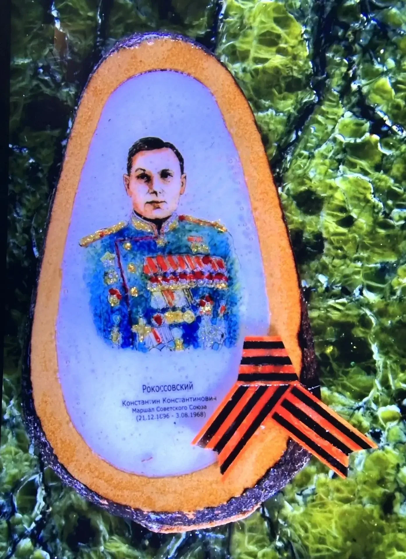 Омский микроминиатюрист Анатолий Коненко создал георгиевскую ленточку