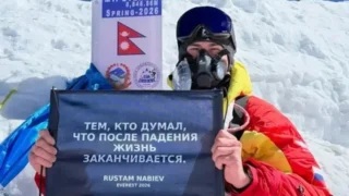 Россиянин Рустам Набиев первым в мире поднялся на Эверест на одних руках