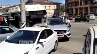Иномарка врезалась в автобус в центре Омска