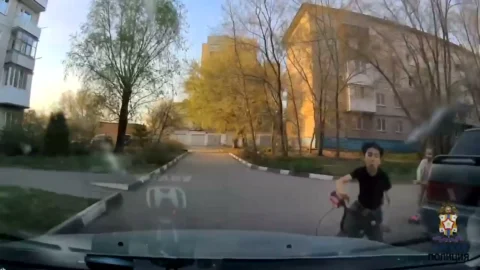В омском дворе мальчика на велосипеде сбила иномарка