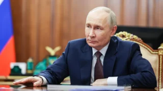 Владимир Путин обсудит с президентом Казахстана участие лидеров в форуме регионов в Омске