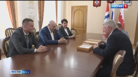Мэр Омска вместе со своей командой получили награды за заслуги в развитии местного самоуправления