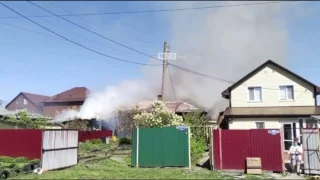 В Омске горит частный дом на улице 13‑я линия