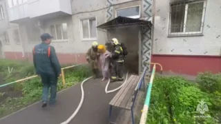 В Омске пожарные спасли 15 человек из задымлённого дома