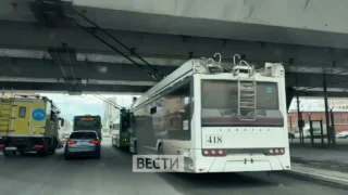 В центре Омска встали троллейбусы