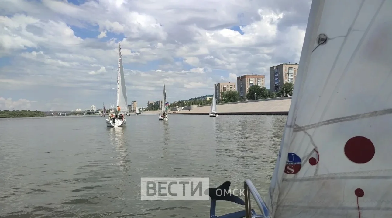 В Омске прошел парад яхт, посвященный Дню России