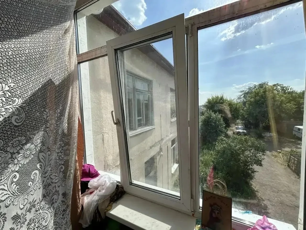 4‑летняя девочка выпала из окна в Омской области
