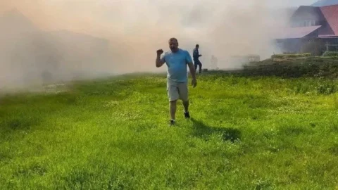 Омский спасатель в отпуске потушил пожар и спас дом в Алтае