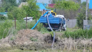 В Осташково дачники возвращаются к работам на участках