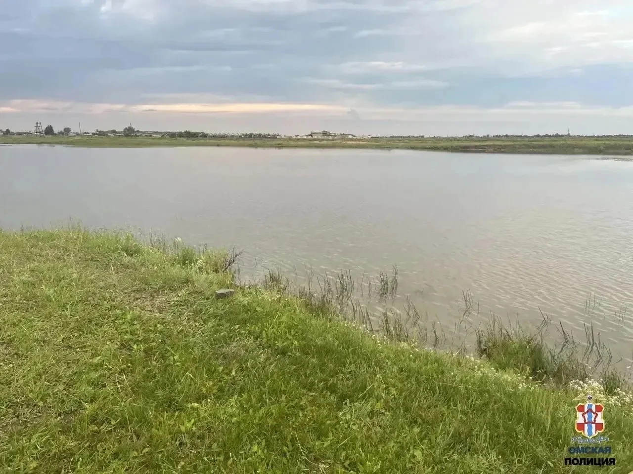 В Омской области 11-летний ребенок погиб, пытаясь переплыть водоем