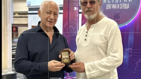 Омский микроминиатюрист Анатолий Коненко сделал дирижеру Владимиру Спивакову памятный подарок