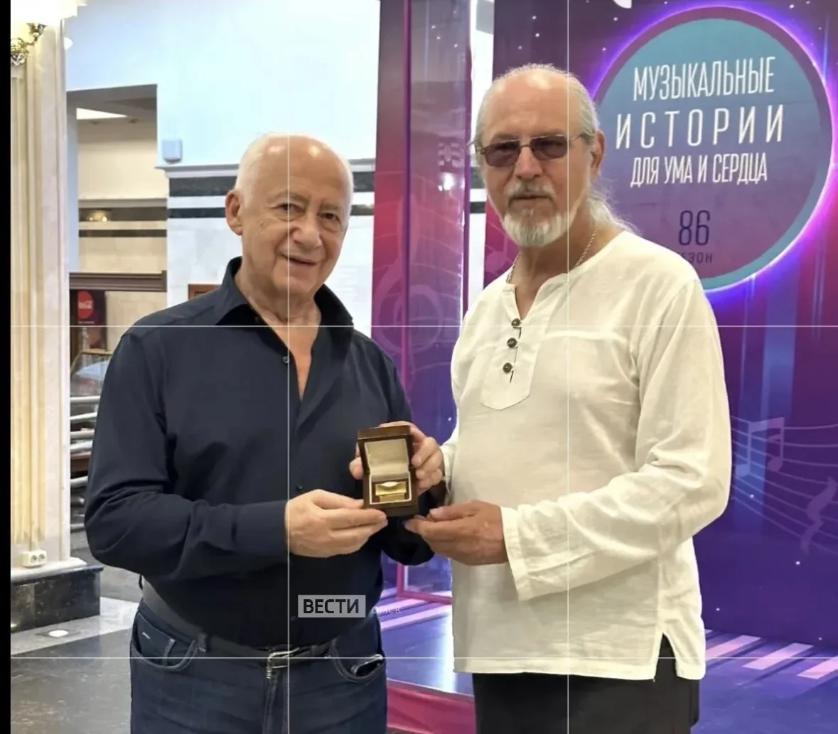 Омский микроминиатюрист Анатолий Коненко сделал дирижеру Владимиру Спивакову памятный подарок
