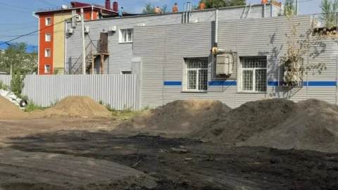 В Омске приступили к благоустройству спортивной площадки в Нефтяниках