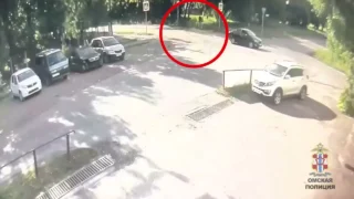 В Омске водитель сбил подростка и врезался в опору линии электропередач