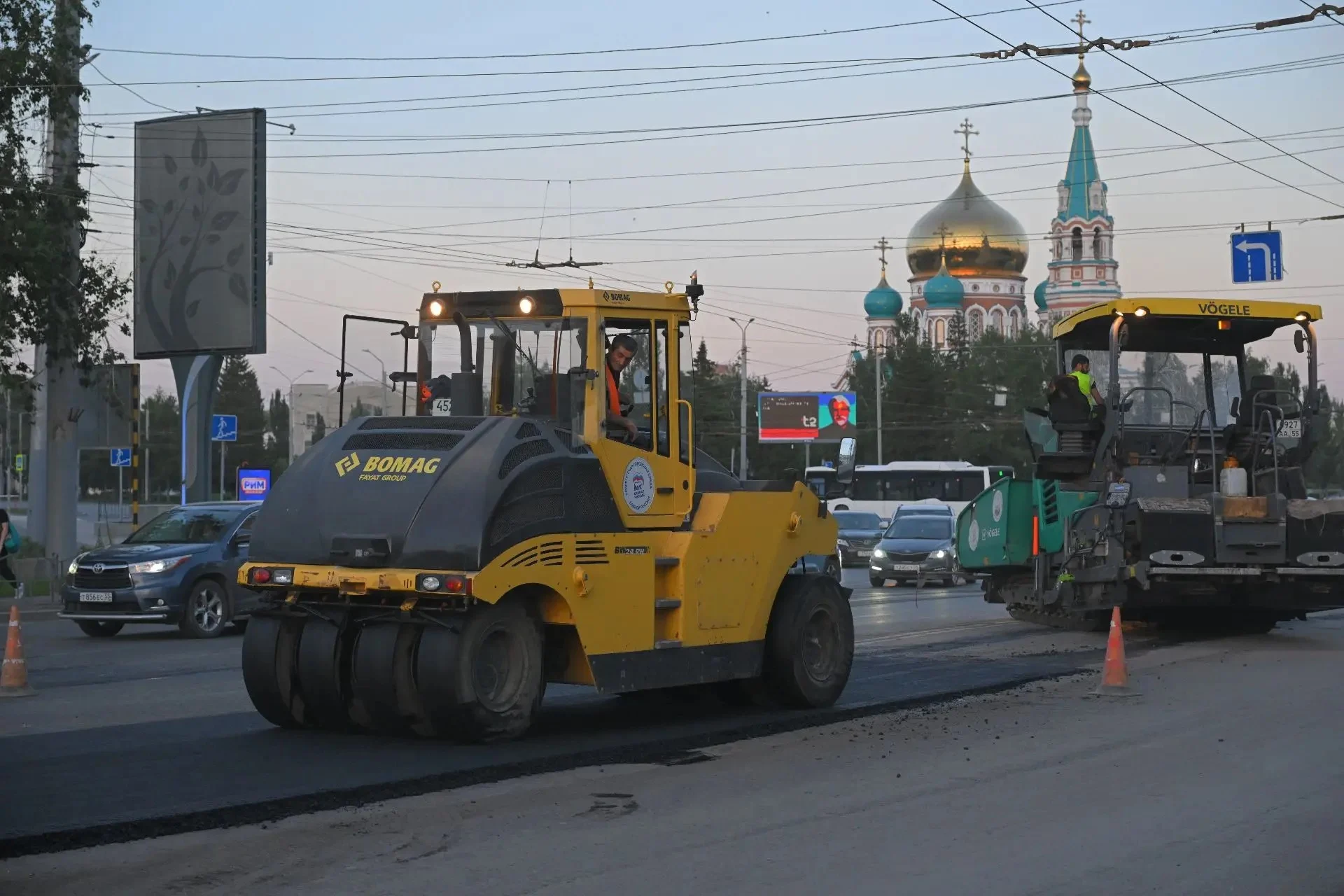 В Омске этой ночью положат слой дорожного полотна на Красном пути