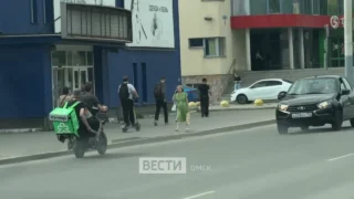 В Омске доставляют еду по встречной полосе