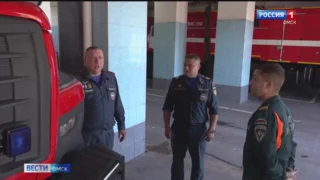 Омского спасателя, который в отпуске на Алтае спас дом от огня, чествовали сослуживцы