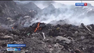 В Кормиловском районе власти бросили все силы, чтобы потушить горящую свалку
