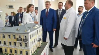 Виталий Хоценко и Анатолий Серышев посетили медучреждения в Омске